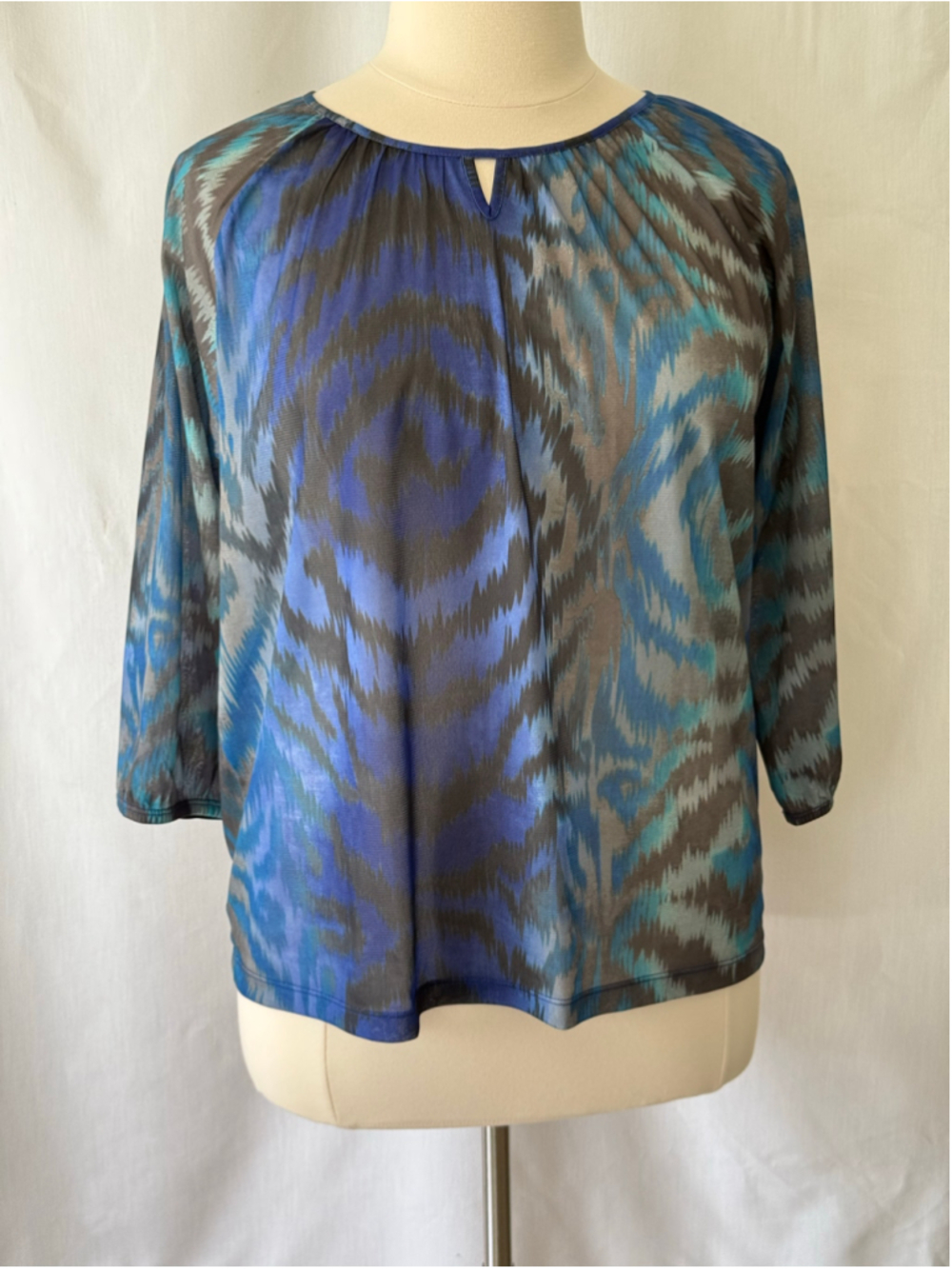 Women's Chico's Blouse Size 16W Blue Grey Abstract Print Top (Chico’s 3)